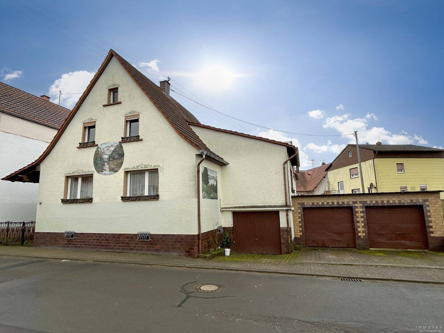 Thumbnail-NEUER PREIS! Freistehendes Einfamilienhaus mit drei Garagen und Gestaltungspotenzial