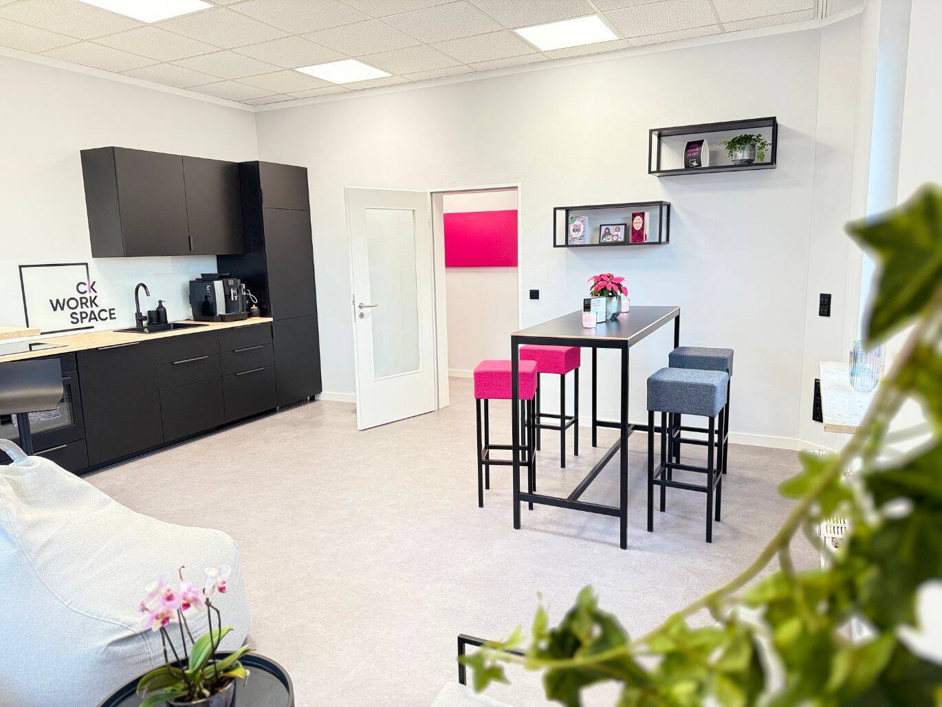 Thumbnail-Es ist mehr als ein Schreibtisch: Moderner Coworking Space in München