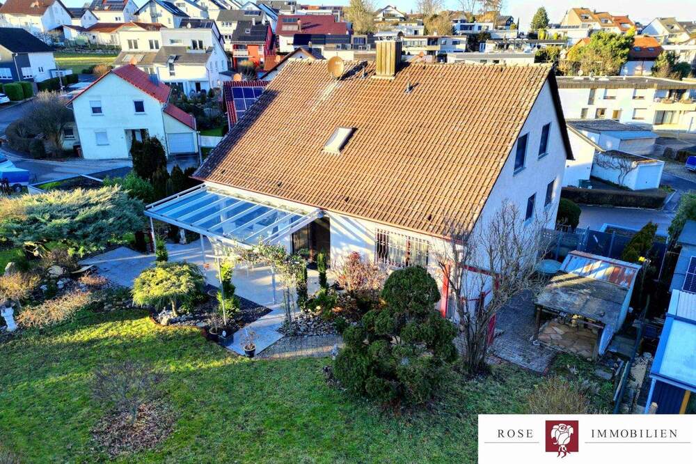 Thumbnail-Freistehendes Einfamilienhaus mit ELW, schönem Garten, Terrasse und 3 Garagen in Weiler zum Stein