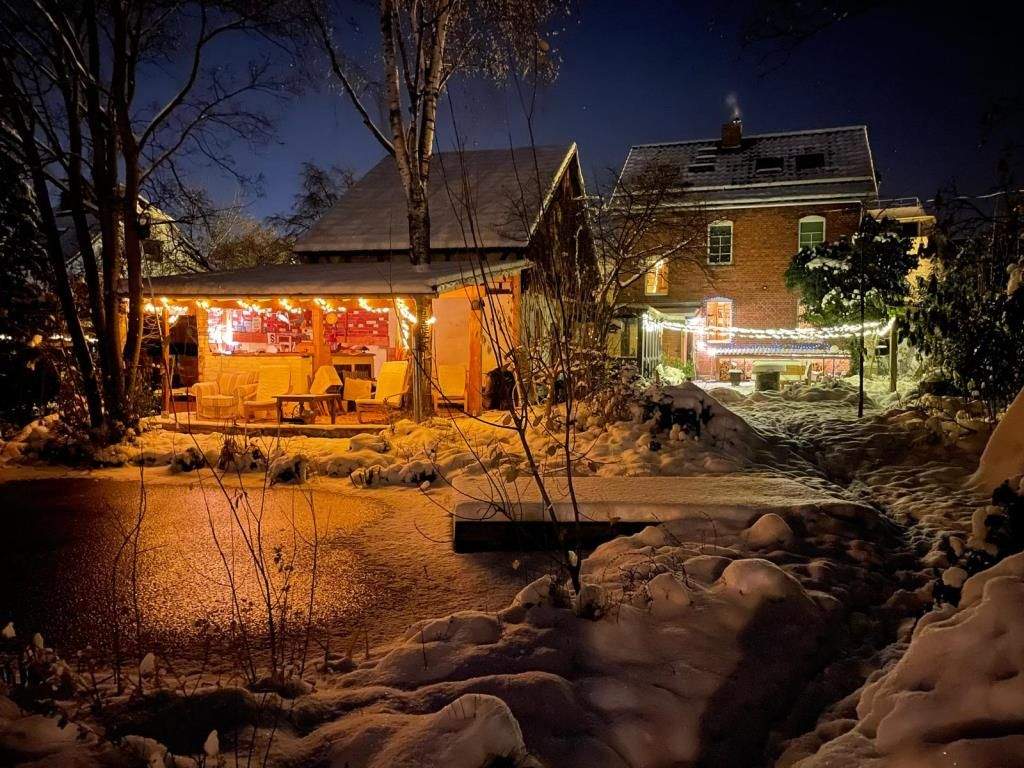 Thumbnail-Stadthaus mit großem Grundstück, Nebengelass & Gartenteich