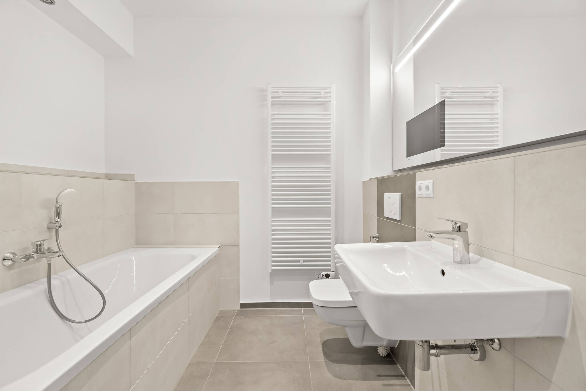 Thumbnail-Erstbezug in Traumsanierung mit Balkon, separater Küche, Wannenmasterbad, Gästebad mit Dusche, Parkettfussboden, Abstellkammer im Flur, PKW-Stellplatz