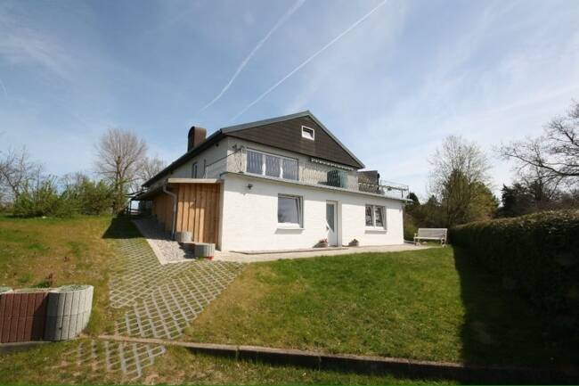 Thumbnail-Großzügiges Einfamilienhaus mit Einliegerwohnung in herrlicher Lage und Blick über die Felder