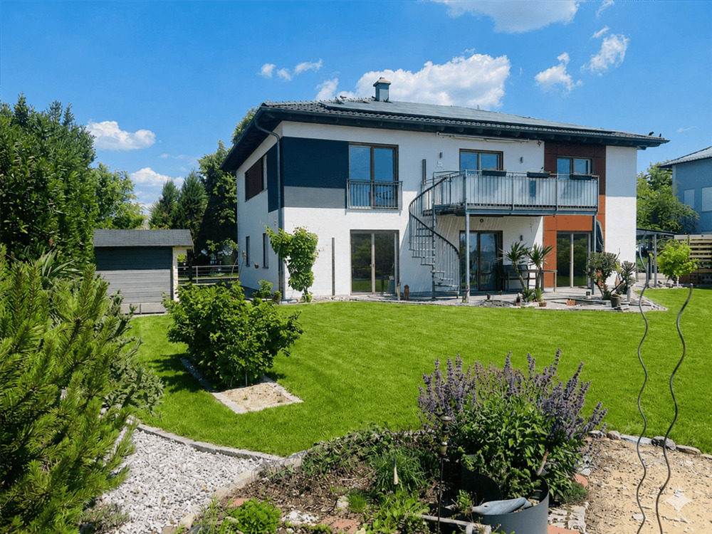 Thumbnail-Exklusives Zweifamilienhaus mit Praxis & Feng-Shui-Garten