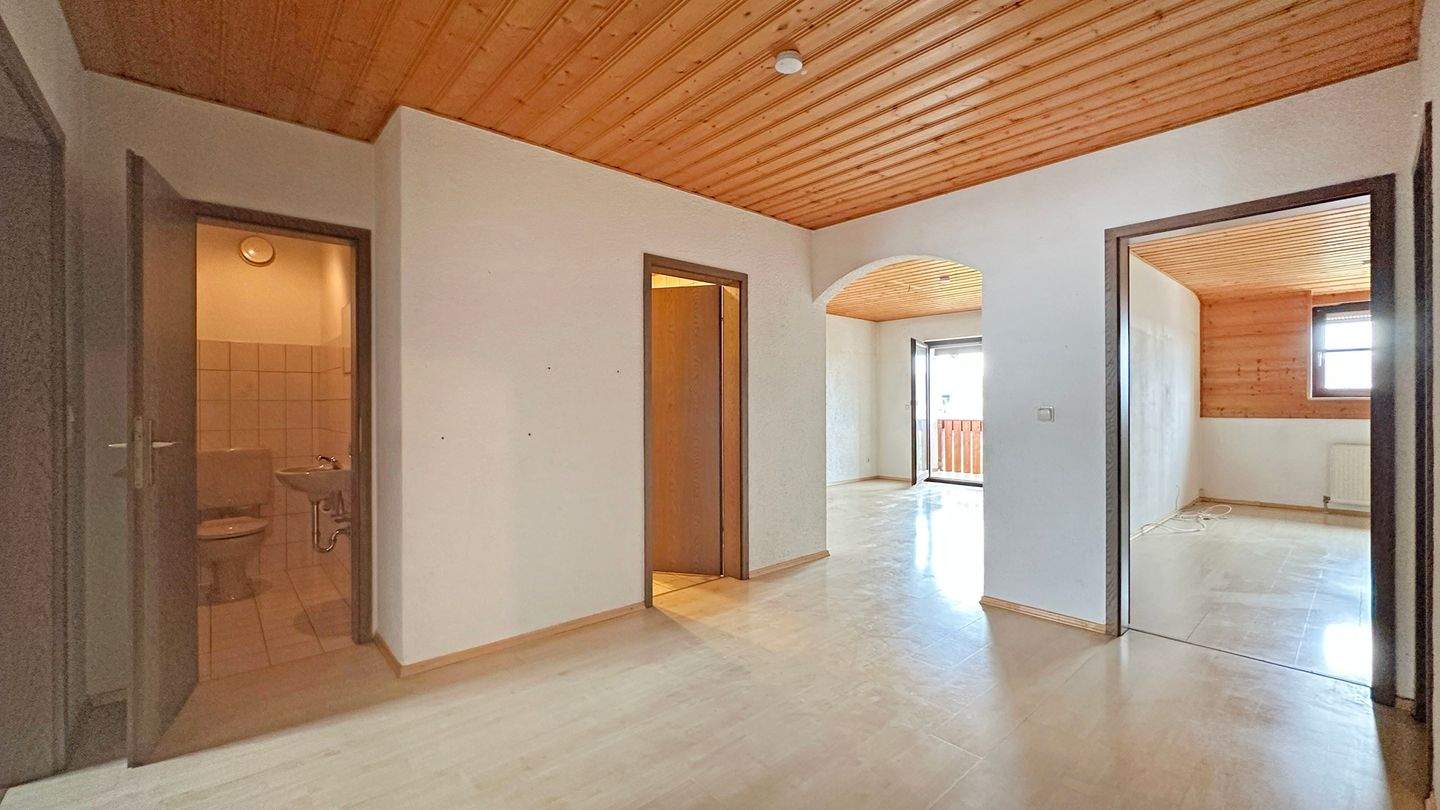 Thumbnail-3 Zimmer Dachgeschosswohnung mit großem Potenzial und TG Stellplatz