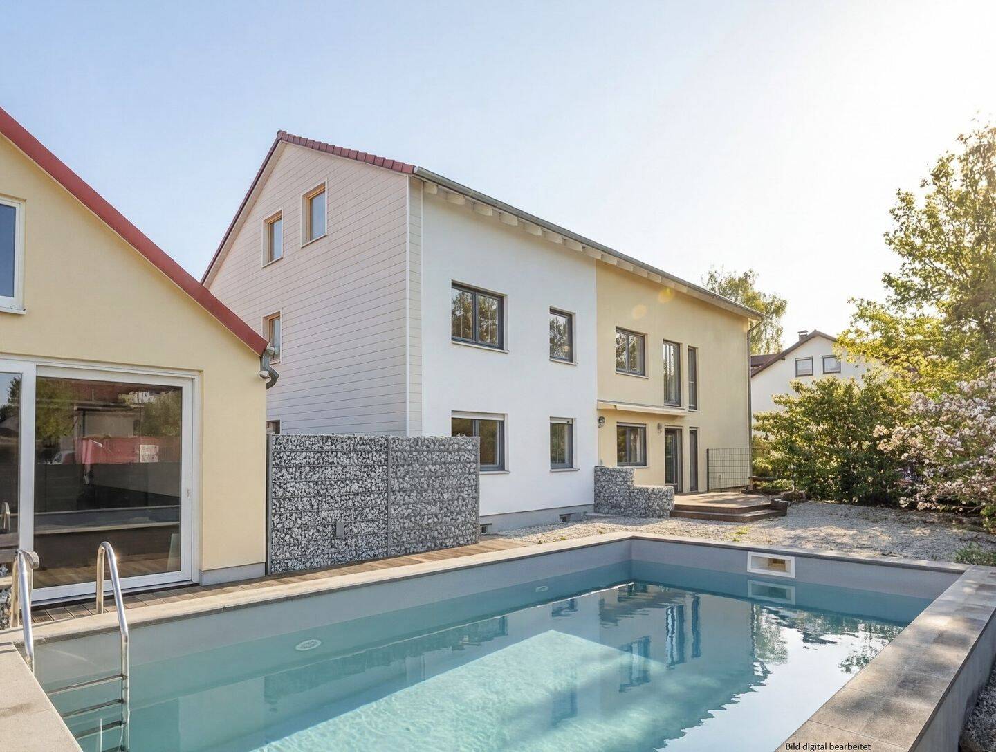Thumbnail-Großes Mehrfamilienhaus, Pool u. Doppelgarage, gepflegt, teilrenoviert - Bes: FR 29.5. ind. Vereinb.