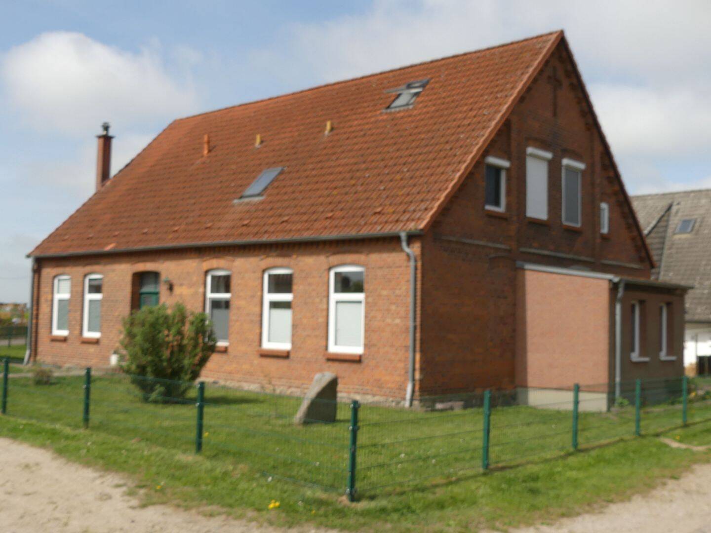 Thumbnail-großes solides Wohnhaus mit 3 Wohneinheiten in Neukloster Perniek