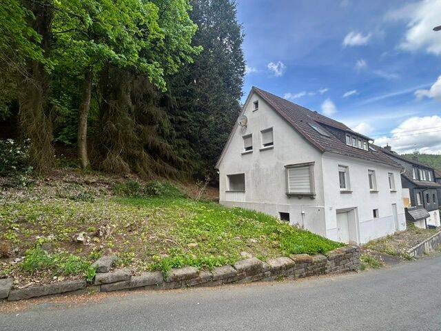 Thumbnail-1-2 Familienhaus mit Loggia, Garage und Garten in schöner und ruhiger Wohnlage von Eisern