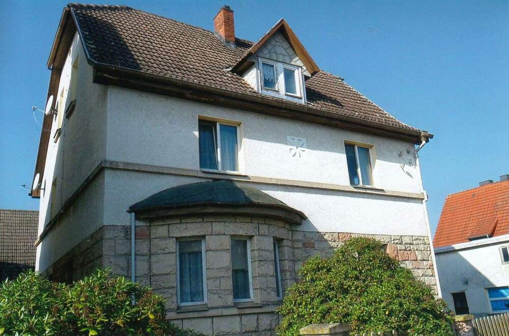 Thumbnail-Großzügiges Wohnhaus mit Gewebegebäuden in Fambach