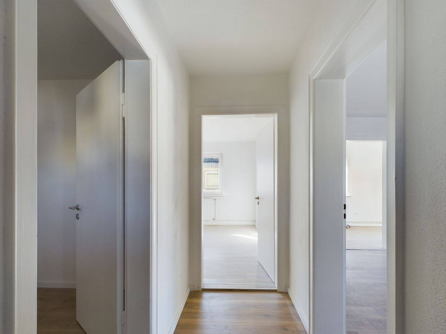 Thumbnail-VERMIETUNG: NEU renovierte 2-Zimmer-Wohnung in der Lange Wiesen.