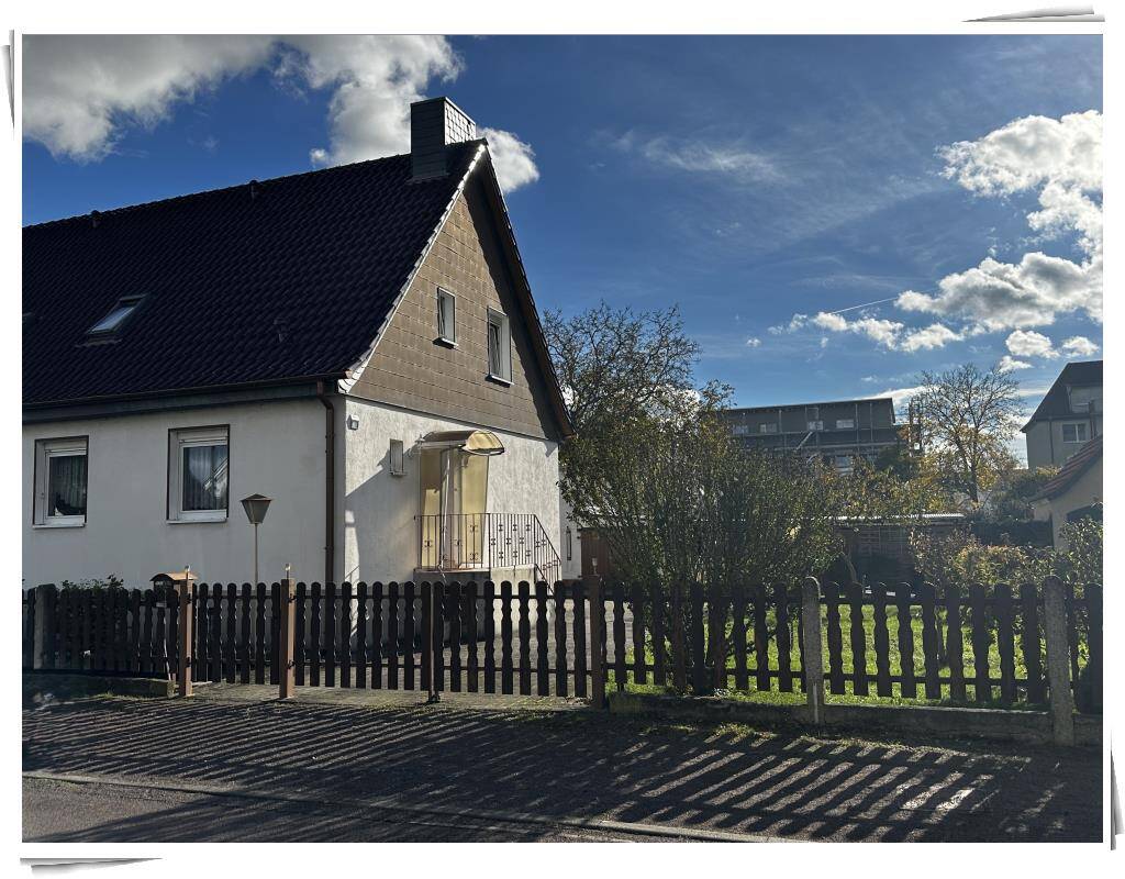 Thumbnail-Kleine Doppelhaushälfte mit Erweiterungspotenzial auf großzügigem Grundstück mit Garten und Nebengelass.