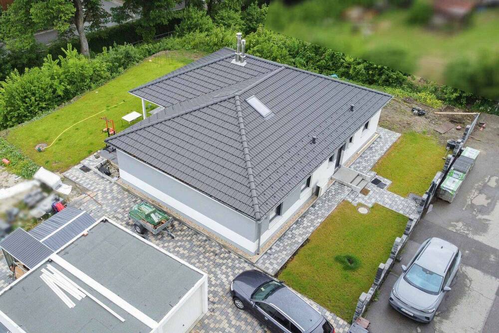 Thumbnail-Zentral Wohnen auf einer Fläche: Gepflegter Bungalow mit Garten, Terrasse und Doppelgarage