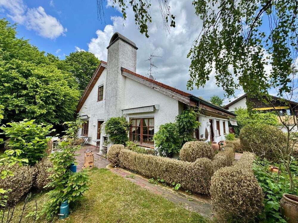 Thumbnail-Freistehendes 1-Familien-Haus mit zwei Garagen