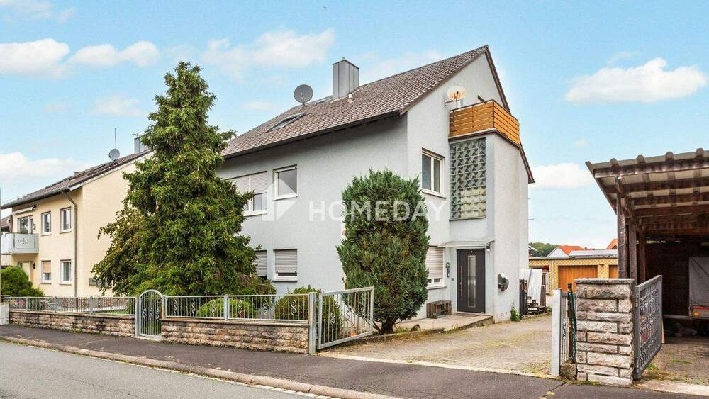 Thumbnail-Vielseitiges Einfamilienhaus mit zwei Wohneinheiten, Garagen und Nebengebäude in ruhiger Lage