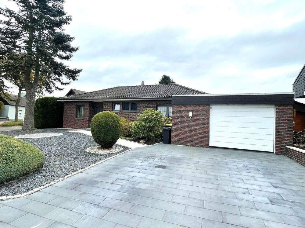 Thumbnail-Moderner Winkelbungalow inkl. schöner EBK, hochwertiger Möbel, Kamin, Sauna, 2 Terrassen, Traumgarten, etc.