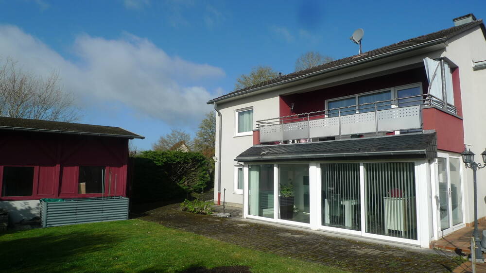 Thumbnail-Haus mit Garage und großem Gartenhaus