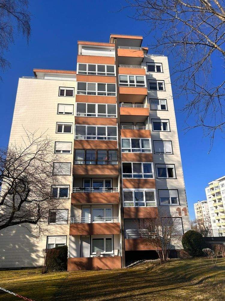 Thumbnail-Fernsicht und Seesicht - 2 Zimmerwohnung im 7. Obergeschoss eines Hochhauses zu verkaufen