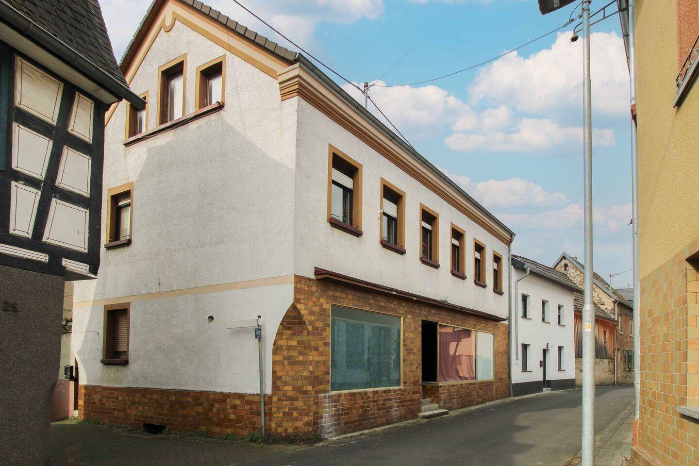 Thumbnail-Bezugsfreies Mehrfamilienhaus mit 3 WE und 1 GE in Leutesdorf am Rhein