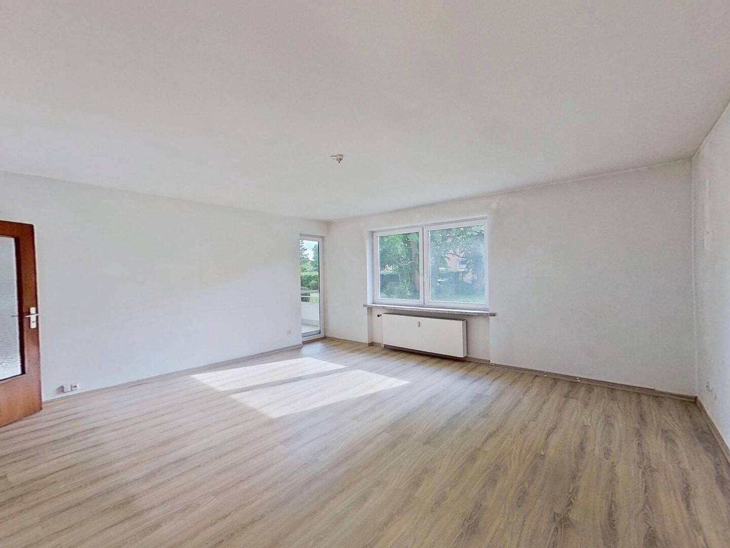 Thumbnail-Helle 3-Zimmer-Wohnung mit sonnigem BALKON, Wannenbad und viel Platz zur freien Entfaltung