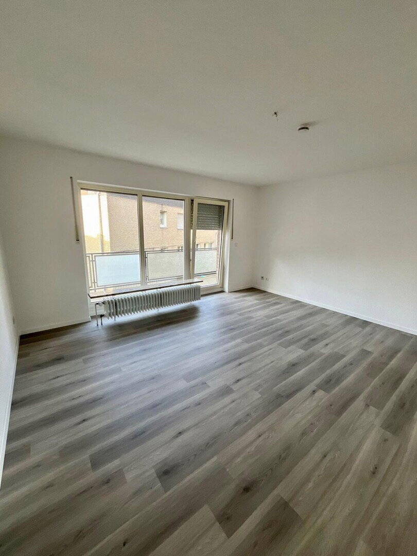 Thumbnail-Von privat - schöne 3-Zi.-Wohnung, Paderborn Schloß Neuhaus, ruhige Lage m. Balkon 1. Obergeschoß