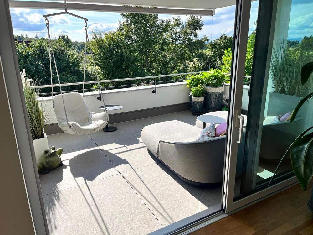 Thumbnail-Kurzfristig beziehbar: Neuwertige, voll möblierte und topp ausgestattete 4,5-Zi.-OG-Whg.