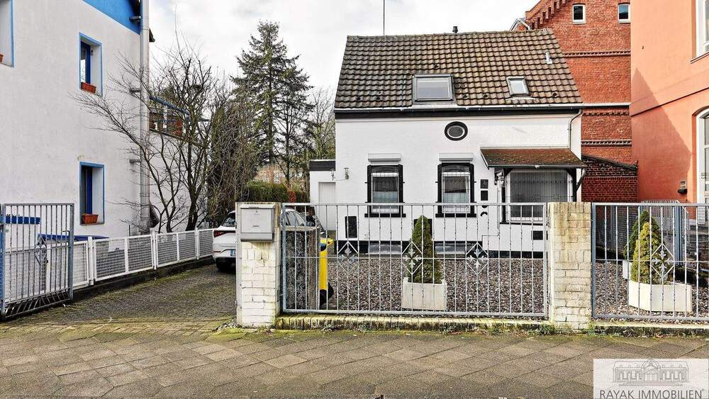 Thumbnail-Stark sanierungsbedürftiges Objekt mit Wasserschaden - Platz für Ihren Neubau in guter Lage