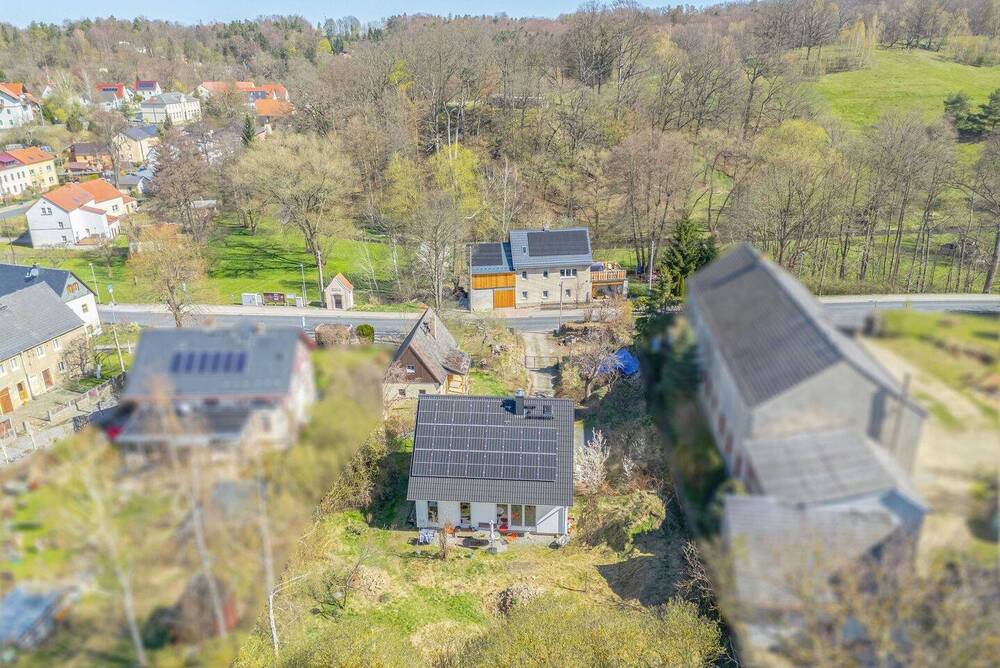 Thumbnail-liebevoll gestaltetes Niedrigenergiehaus in grüner Umgebung