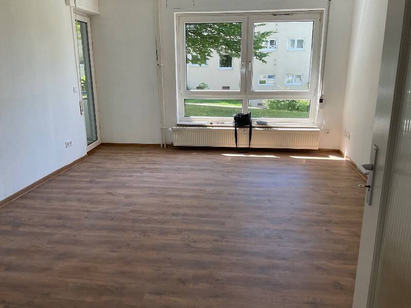Thumbnail-Schöne 3-Zimmer Erdgeschosswohnung mit neuen Bodenbelägen und Balkon zu vermieten