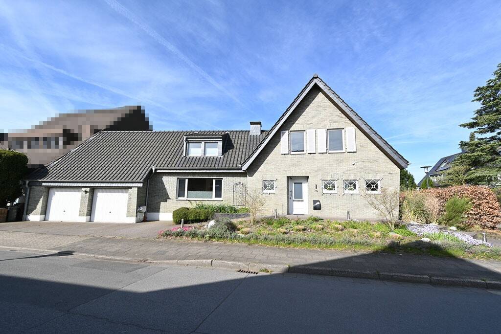 Thumbnail-Großzügiges EFH in bevorzugter Lage von Traar auf 854 m² Grundstück mit ca. 228 m² Wfl. * teilsaniert u. modernisiert 2014