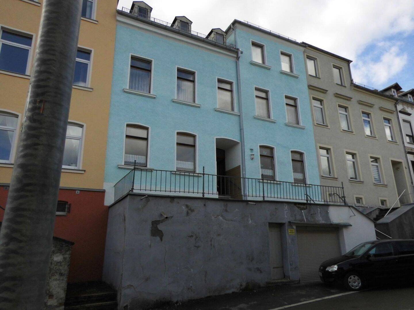 Thumbnail-1-2-Familien-Reihenhaus mit Garage im Haus in ruhiger Stadtlage von Reichenbach OT Mylau.