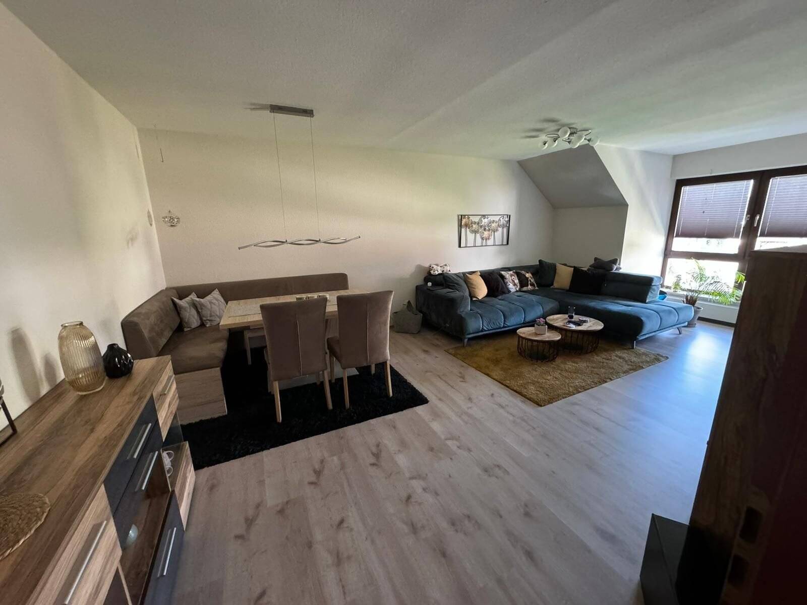 Thumbnail-Großzügig geschnittene 3-Zi.-WHG mit SW-Balkon und Garage in einer ruhigen Stichstraße von Heßdorf