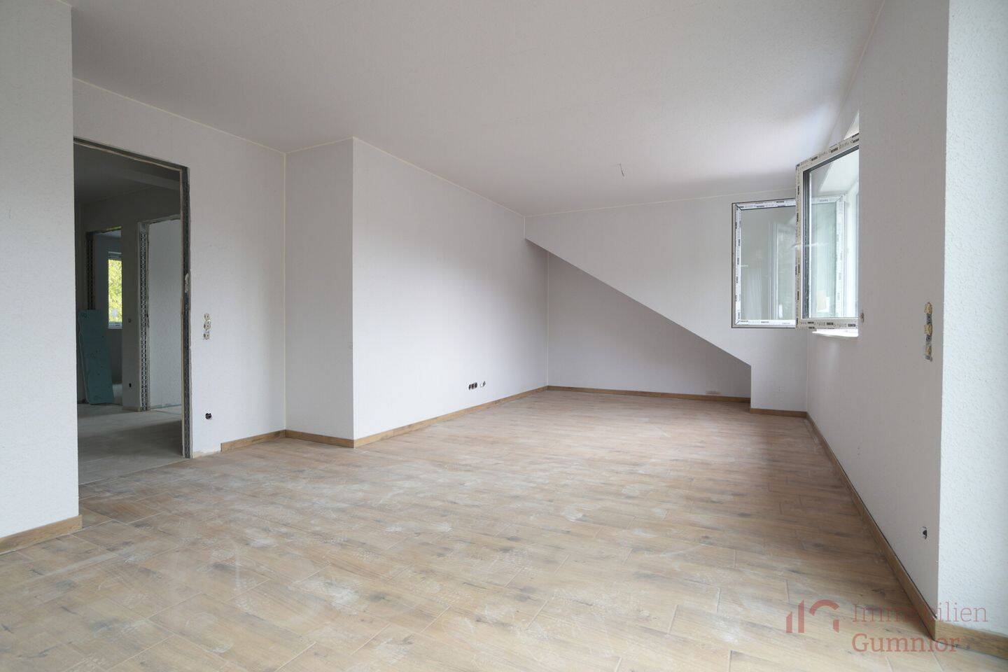 Thumbnail-IMMOBILIEN GUMNIOR präsentiert: Dachgeschosswohnung in ruhiger Wohnlage