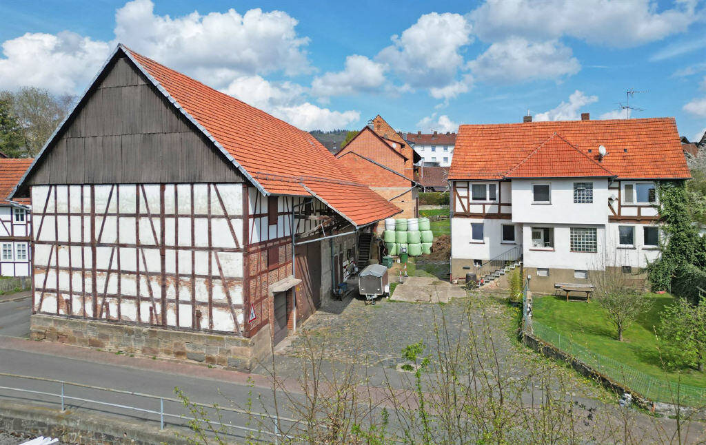 Thumbnail-Bauernhaus mit großem Scheunengebäude in zentraler Ortslage Elgershausen