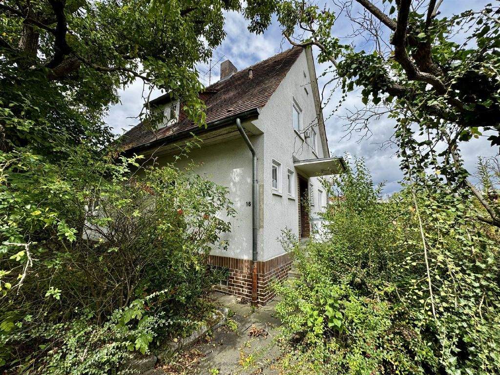 Thumbnail-Einfamilienhaus mit ehem. Praxis auf einem 1.304 m² großen Grundstück in Kassel-Oberzwehren!