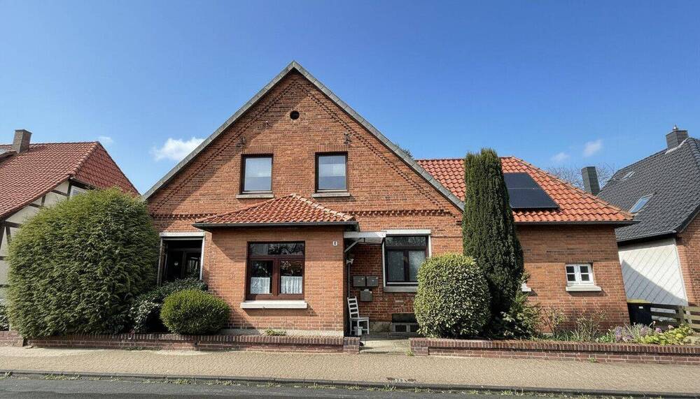 Thumbnail-Großzügiges Dreiparteienhaus mit Entwicklungspotenzial auf weitläufigem Grundstück in Wennigsen!