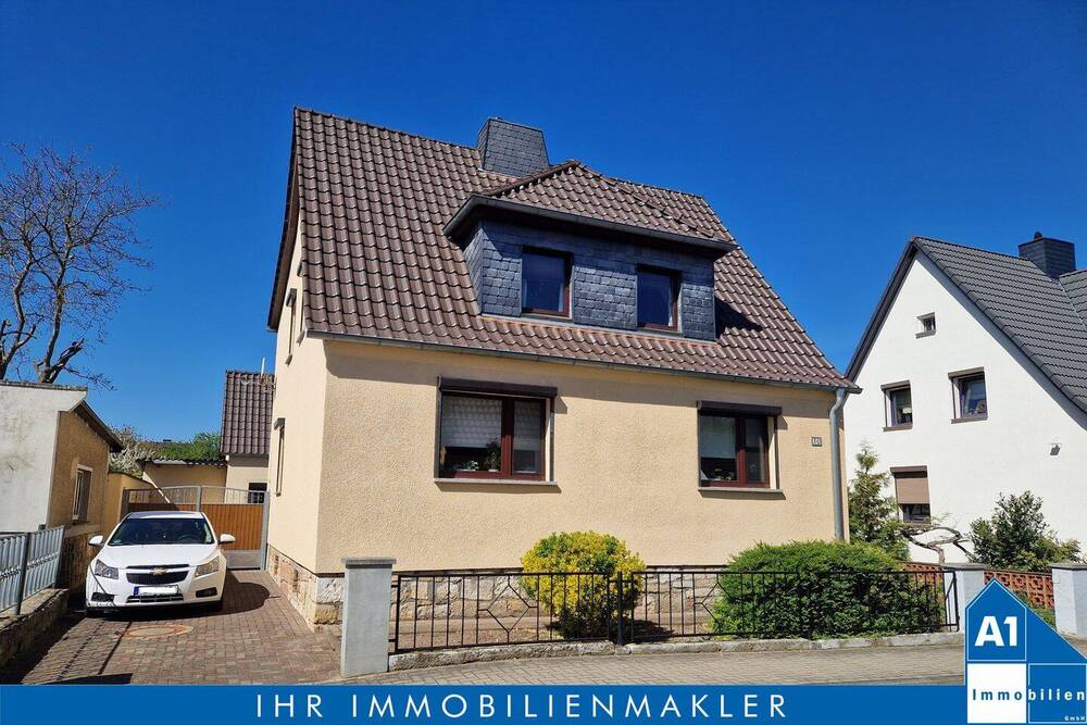 Thumbnail-Freistehendes Einfamilienhaus in Querfurt mit Garten, Pool und Garage