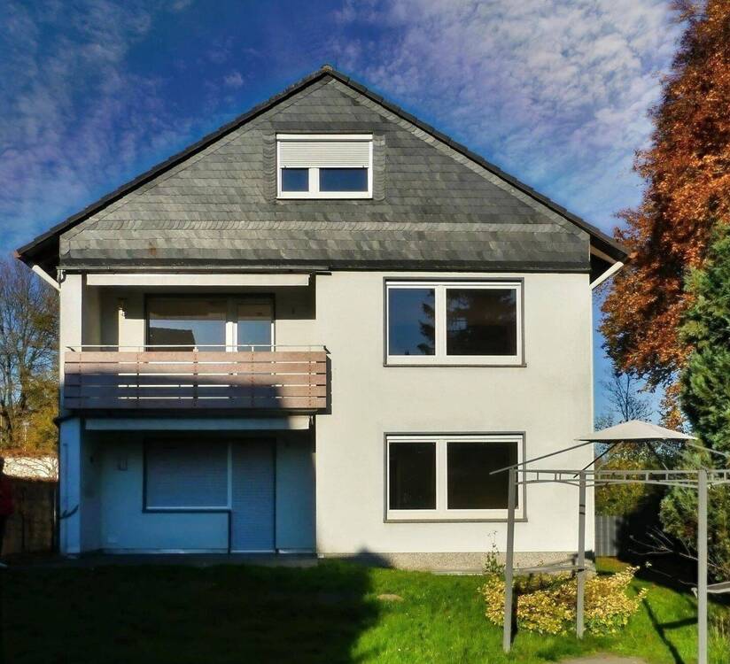 Rückseite mit Terrasse und Balkon
