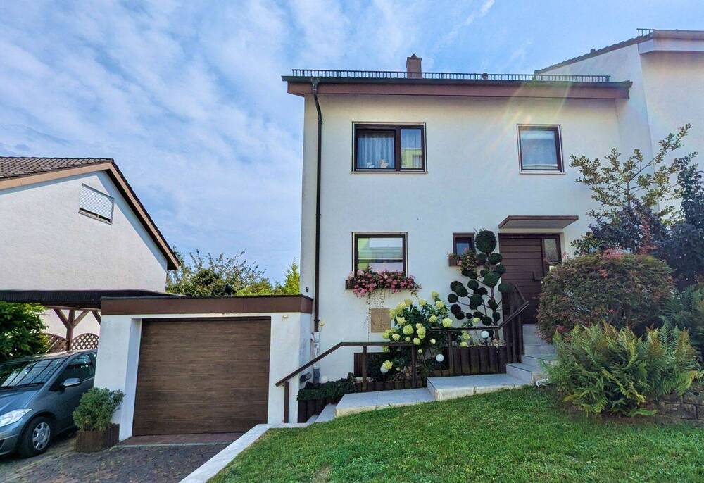 Haus mit Garage & Carport