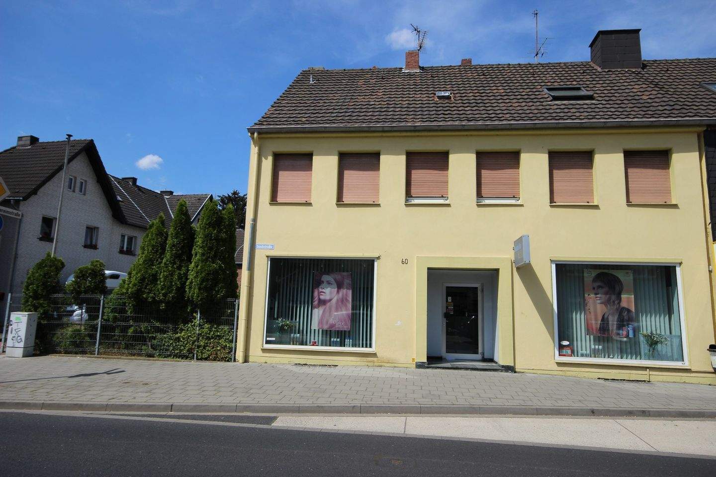 Thumbnail-Wohn-, Geschäftshaus mit Bauland im Herzen von Wickrath