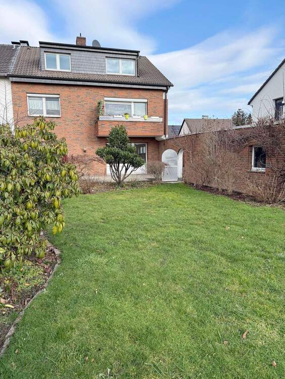 Thumbnail-Mehrfamilienhaus mit vielfältigem Potenzial und Blick auf den Greisbachsee.