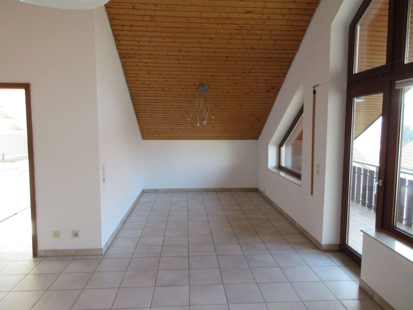 Thumbnail-Gepflegte 2,5 Zimmer -DG-Wohnung mit Balkon und EBK in Pforzheim