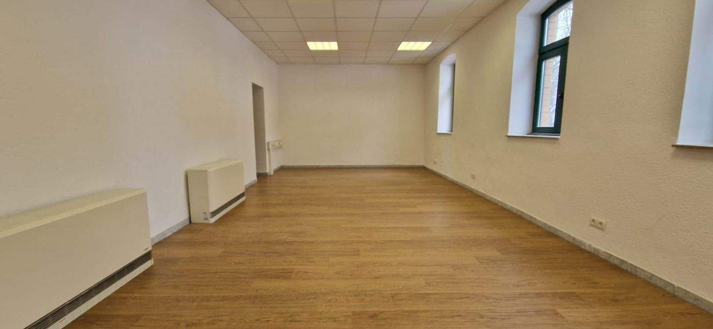 Thumbnail-Renovierte Gewerbeeinheit im Zentrum von Bitterfeld