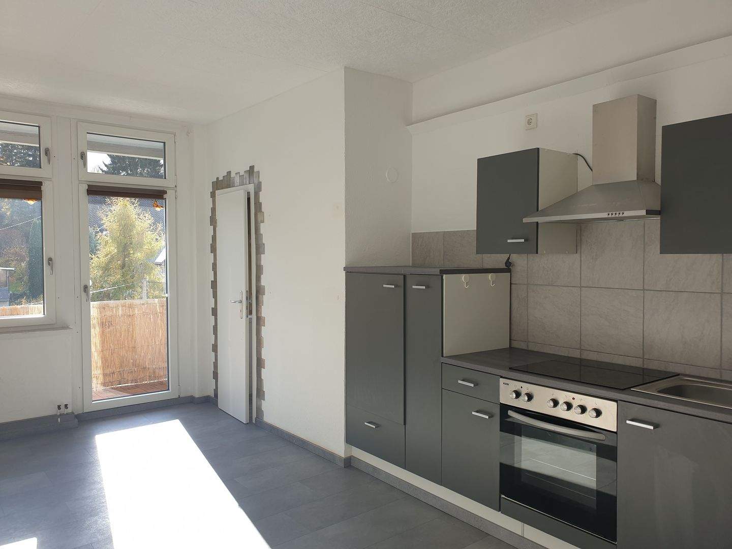 Thumbnail-Idividuell Wohnen mit Einbauküch im Altbau Charme mit Balkon