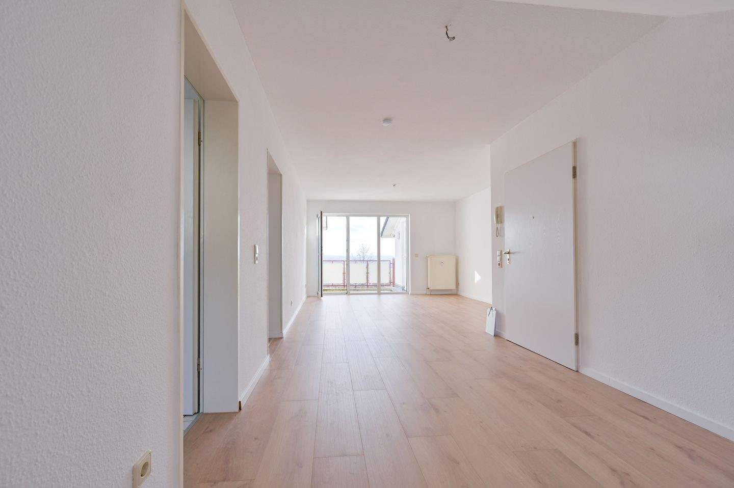 Thumbnail-Großzügige 2-Raum-Wohnung: Wohnzimmer und eigene Dachterrasse in ruhiger Lage