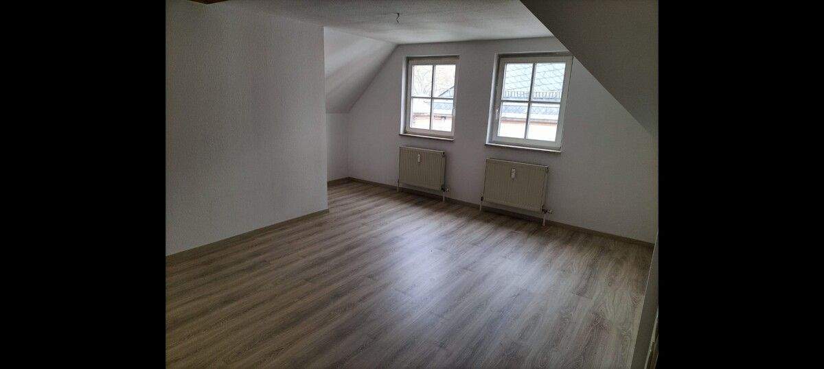 Thumbnail-gemütliche 3-Zimmer Wohnung am Kirchplatz Crimmitschau, Laminat vor 2 Jahen erneuert! ab 01.06.2026