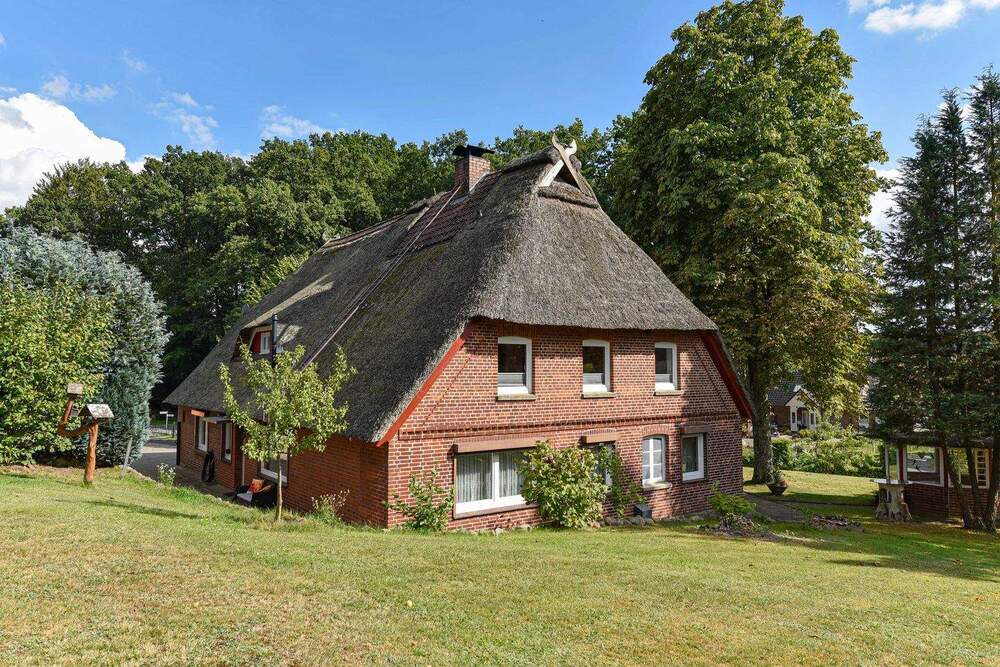 Thumbnail-Landhaus mit Reet & Doppelgarage in idyllischer Naturlandschaft**