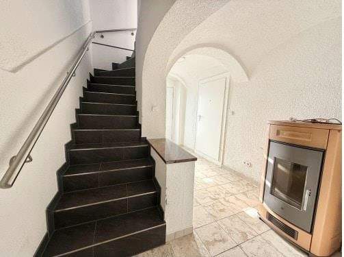 Thumbnail-Reihenmittelhaus mit 182 m² Wohnfläche, 7 Zimmer und Einliegerwohnung, Innenhof, Garage, Stellplatz und PV in Floss zu vermieten