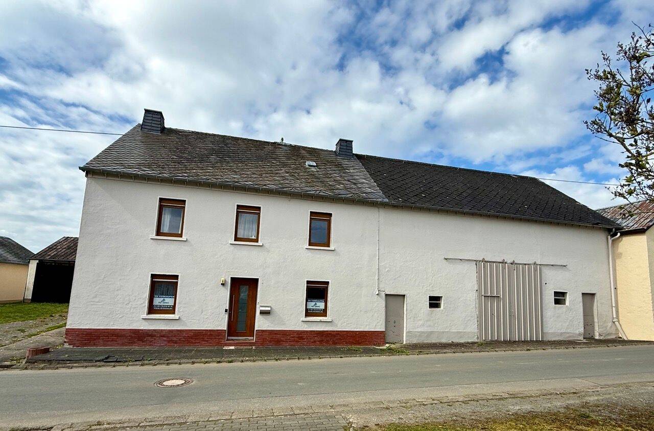Thumbnail-Renovierungsbedürftiges Wohnhaus mit Nebengebäuden & 4 Garagen – ideal für Handwerker