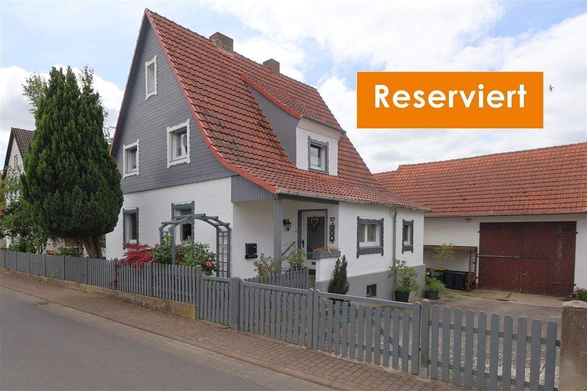 Thumbnail-Geräumiges Einfamilienhaus mit Nebengebäude in ruhiger Ortsrandlage