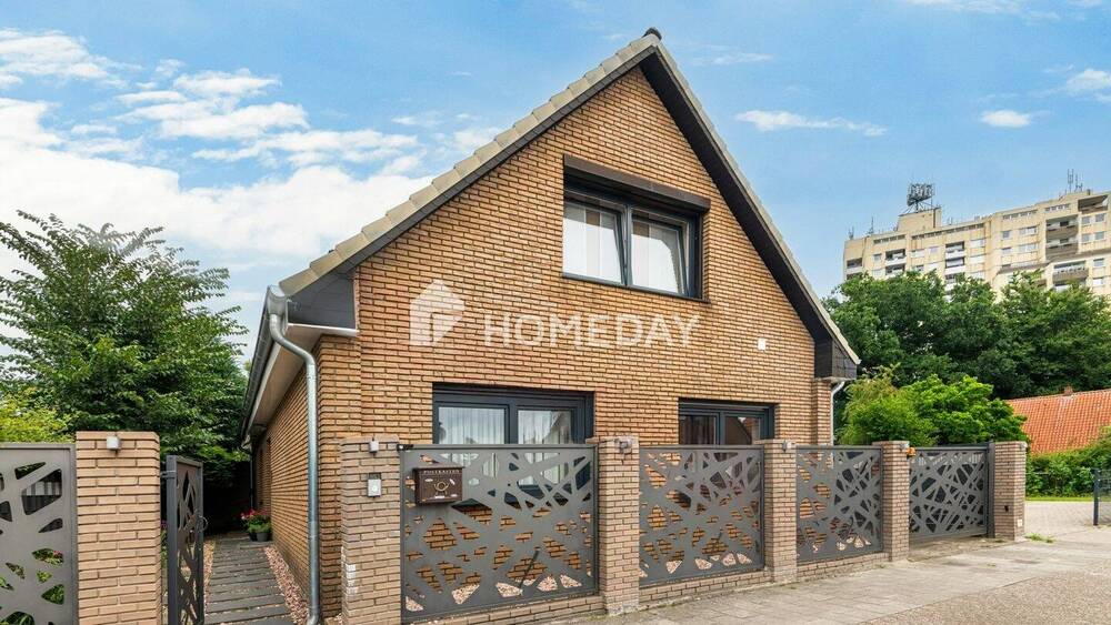 Thumbnail-Einfamilienhaus mit zwei Wohneinheiten und großem Grundstück mit Baulandreserve