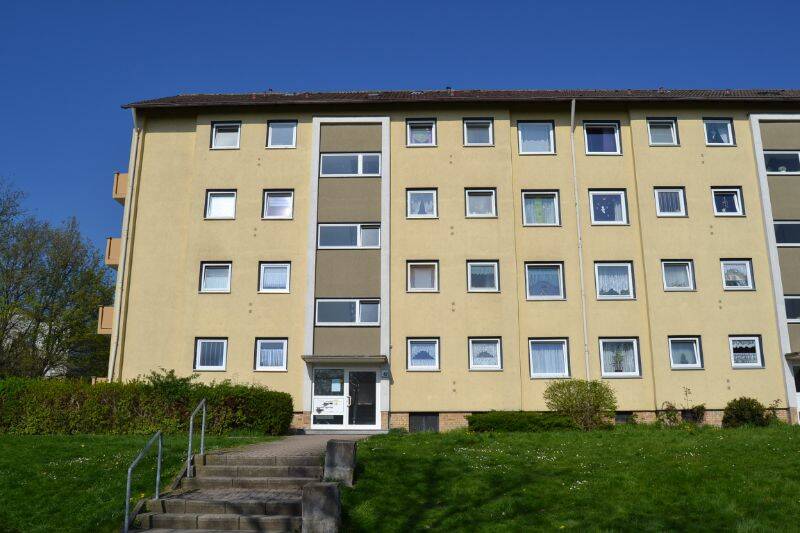 Akazienallee 42 - Außenansicht auf barrierefreien Eingangsbereich eines mehrgeschossigen Wohngebäudes mit Satteldach